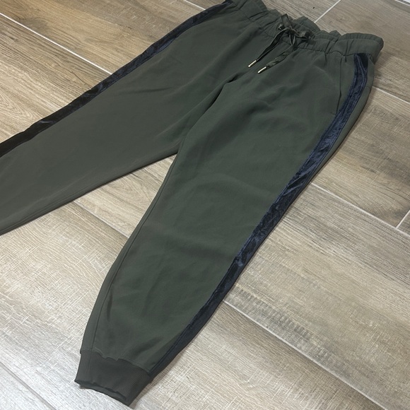 Lululemon On The Fly Jogger Velvet Trim – Dark Olive‎ & Black – Size 8 - Picture 8 of 15